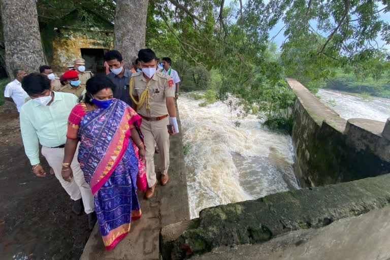 புதுச்சேரியிலும் பருவ மழை தொடங்கியுள்ள நிலையில் கடந்த இரண்டு நாள்களாக பெய்த கனமழையின் விளைவாக ஊசுடு ஏரிக்கான நீர் வரத்து அதிகரித்துள்ளது. இதனையடுத்து அங்குள்ள நீர்நிலைகளை துணைநிலை ஆளுநர்  தமிழிசை சௌந்தரராஜன் பார்வையிட்டார்.