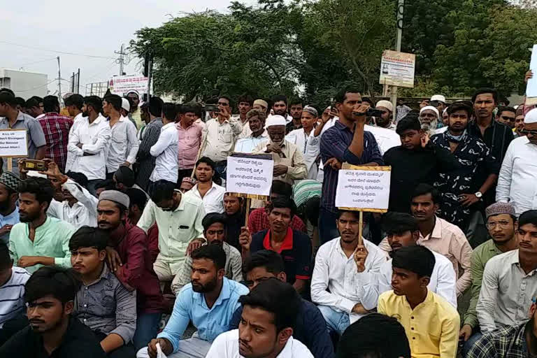 گستاخ نبی کو سخت سزا دینے کا مطالبہ  aimim protest rally against Wasim Rizvi in yadgir  protest against Wasim Rizvi  aimim protest in yadgir  etv bharat urdu news  ایم آئی ایم نے وسیم رضوی کے خلاف احتجاجی ریلی نکالی  وسیم رضوی ملک کی سلامتی کیلئے خطرہ  اسلام پر جتنا ظلم کیا جائے گا\  مجلس اتحاد المسلمین  وسیم رضوی نے حضور کی شان میں گستاخی کی