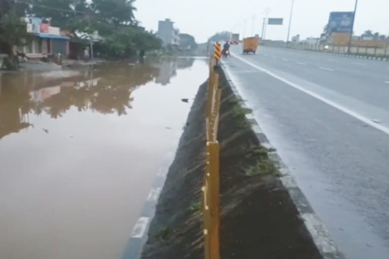 மழையால் இடிந்து விழுந்த கட்டடம்