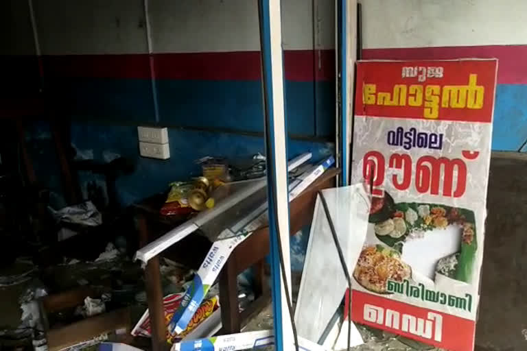 DYFI WORKERS ATTACKED  DYFI WORKERS ATTACKE NEWS  DYFI ATTACKE KAYAMKULAM  ഡി.വൈ.എഫ്.ഐ  ഡി.വൈ.എഫ്.ഐ ഹോട്ടല്‍ അടിച്ച് തകര്‍ത്തു  സി.പി.എം  CPM  ഡി.വൈ.എഫ്.ഐ അക്രമം  ഡി.വൈ.എഫ്.ഐ പ്രവര്‍ത്തകര്‍ ഹോട്ടല്‍ അടിച്ച് തകര്‍ത്തു  സുജ ഹോട്ടല്‍  സുജ ഹോട്ടല്‍ കായംകുളം  Suja hotel kayamkulam