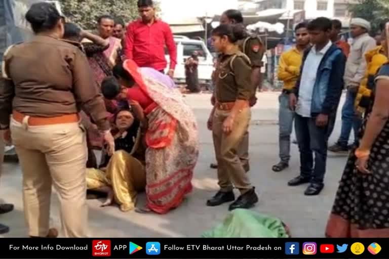 प्रदर्शन करते परिजन