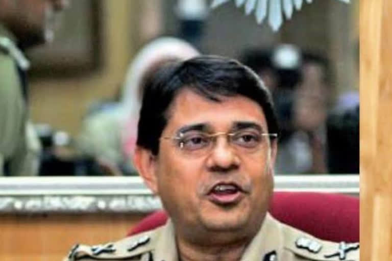 a case registered against youth who allegedly claim himself as police commissioner of kolkata