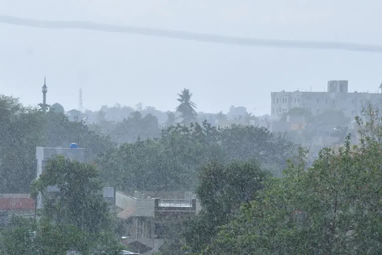 kerala heavy rain news  orange alert in seven districts  kerala rain updates  monday rain news  sunday heavy rain in kerala  കേരളത്തിൽ കനത്ത മഴ വാർത്ത  കേരളത്തിൽ മഴ വാർത്ത  ഏഴ്‌ ജില്ലകളിൽ ഓറഞ്ച് അലർട്ട്  ഞായറാഴ്‌ച കനത്ത മഴ വാർത്ത  തിങ്കളാഴ്‌ചയും മഴ  കേരളത്തിൽ മഴ വാർത്ത