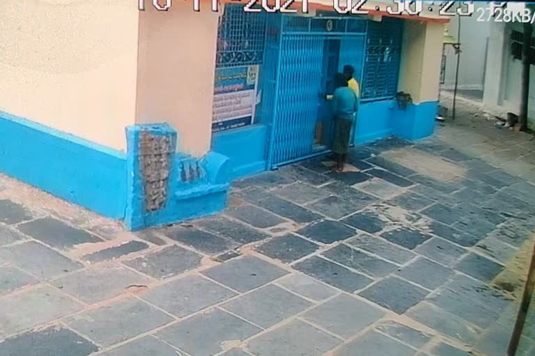 two-people-attempted-to-theft-at-uravakonda-malleshwara-swamy-temple