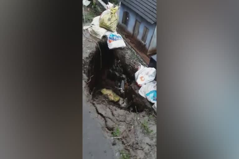 approach road collapsed  അപ്രോച്ച് റോഡിന്‍റെ സംരക്ഷണ ഭിത്തി തകർന്നു  approach road protective wall mavelikkara  mavelikkara approach road  മാവേലിക്കരയിൽ റോഡിന്‍റെ സംരക്ഷണ ഭിത്തി തകർന്നു  റോഡിന്‍റെ സംരക്ഷണ ഭിത്തി തകർന്നു  സംരക്ഷണ ഭിത്തി തകർന്നു  കൈപ്പട്ടൂർ പാലം  kaipattur bridge approach road  kaipattur bridge approach road news  protective wall collapsed in mavelikkara  road protective wall collapsed in mavelikkara