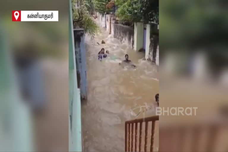 girls paly with rain water  rain water  kanniyakumari rain  rain  heavy rain  kanniyakumari flood  வெள்ள நீரில் ஆட்டம்  கன்னியாகுமரியில் கனமழை  மழை  கனமழை  கன்னையாகுமரியில் வெள்ள நீரில் ஆட்டம் போட்ட பெண்கள்  வெள்ள நீரில் விளையாடிய பெண்கள்