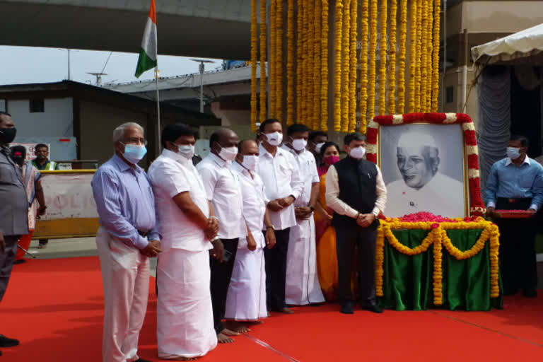 ஆர் என் ரவி  நேரு பிறந்தநாள்  நேரு உருவப்படத்திற்கு மரியாதை  குழந்தைகள் தினம்  jawaharlal nehru  jawaharlal nehru birthday  Governor of Tamil Nadu  tn governor  Governor of Tamil Nadu pay tribute to jawaharlal nehru portrait