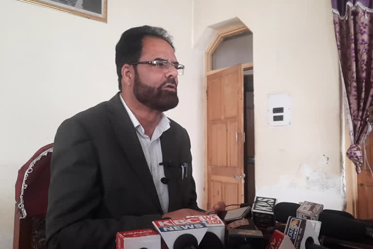 Mehbooba Mufti apologizes to Kashmiri people says Siddique Khan  bjp senior leader siddique khan  jammu and former cm mahbooba mufti  jammu and kashmir news  Mehbooba Mufti controversial statement  محبوبہ مفتی کشمیری عوام سے  معافی مانگیں: صدیق خان  جموں و کشمیر  جموں و کشمیر کی سابق وزیر اعلی  بھارتیہ جنتا پارٹی کے سینئر رہنما محمد صدیق خان  بی جے پی اور آر ایس ایس کے خلاف بیان  کشمیری عوام کو گمراہ کر رہی ہیں