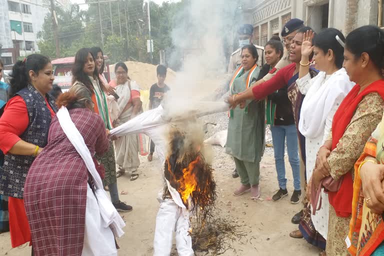 Mahila Congress burnt Kangana Ranaut effigy