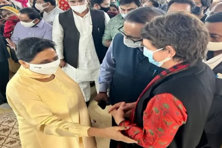 Priyanka Gandhi met Mayawati at her residence  Uttar Pradesh Congress General Secretary Priyanka Gandhi Vadra news  Priyanka Gandhi Condolences on the death of his mother  etv bharat urdu news  پرینکا گاندھی نے مایاوتی سے ان کی رہائشگاہ پر ملاقات کی  اترپردیش کانگریس کی جنرل سکریٹری پرینکا گاندھی واڈرا  مایاوتی سے ان کی رہائش گاہ پر ملاقات کی  پرینکا گاندھی نے مایاوتی سے ان کی رہائش گاہ پر ملاقات کی  مایاوتی کی والدہ کے انتقال پر اظہار تعزیت