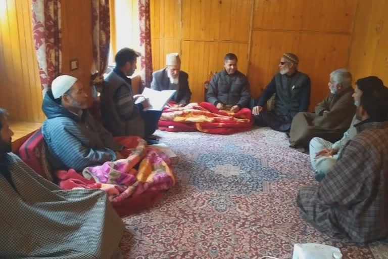 Poets demand kashmiri language should be developed  a mushaira organized in tral  kashmiri language should be developed  jammu and kashmir news  ہمارا معاشرہ کشمیری زبان بولنے میں احساس کمتری کا شکار ہے: عبدالاحد مجاہد  کشمیری زبان ایک تاریخی زبان ہے  زبان کی ترویج و اشاعت میں ہم سب کو ملکر کام کرنا ہو گا  بزم ادب ترال کی جانب سے ایک مشاعرے کا اہتمام  مشاعرے کی صدارت عبدالاحد مجاہد نے کی  شعراء نے اپنا اپنا کلام پیش کیا