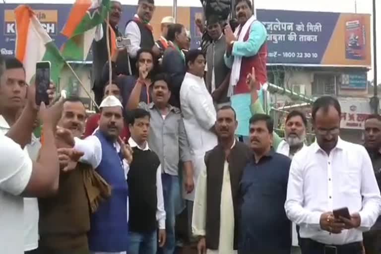 congress-leaders-garlanded-the-statue-of-birsa-munda-in-dhanbad