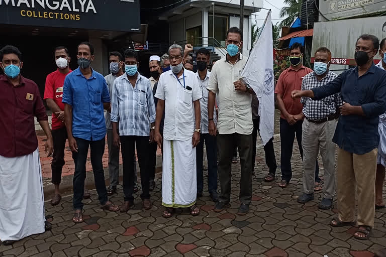 ഹോട്ടലിൽ പൊലീസ് അതിക്രമം  പൊലീസ് അതിക്രമം കാണിച്ചെന്ന് പരാതി  Police misbehaved in hotel  allegations against police  police attack on hotels  traders call for harthal in poovattu variety'  ഭക്ഷണശാല പൂട്ടിച്ച് പൊലീസ്  പൊലീസിനെതിരെ അതിക്രമം  poovattu parambil news