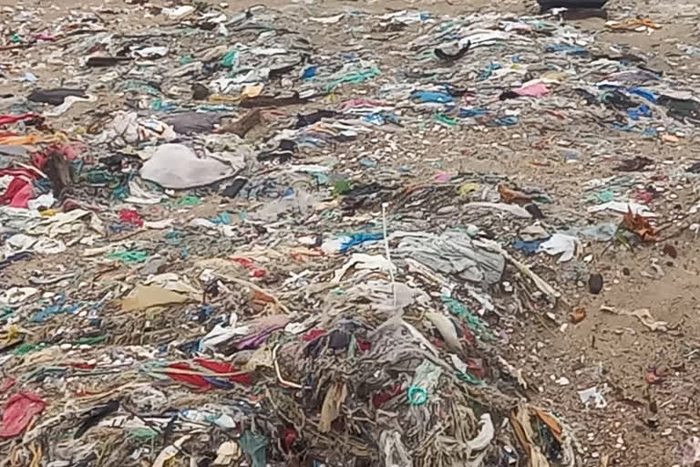 நெகிழிக் கழிவுகளால் (plastic waste) சீர்குலையும் புதுச்சேரி கடற்கரை