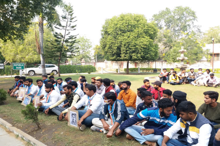 Namaz in Raj Uni