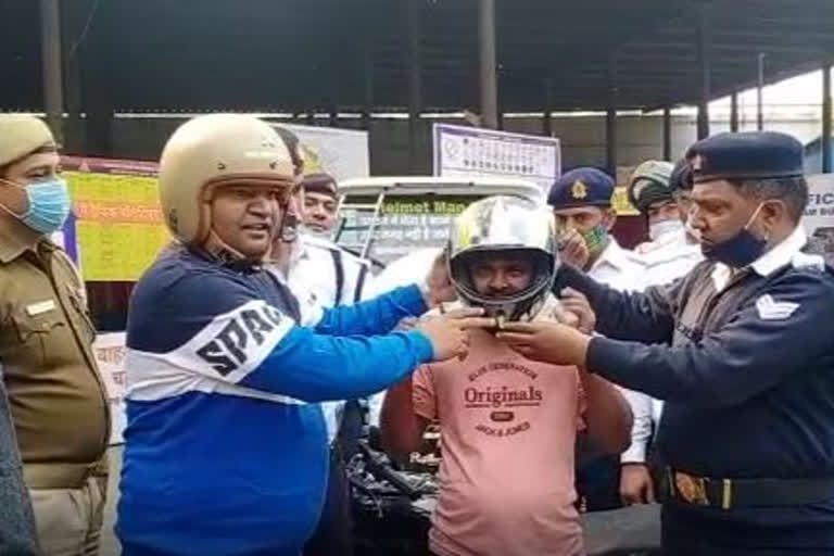 Noida police started Helmet bank