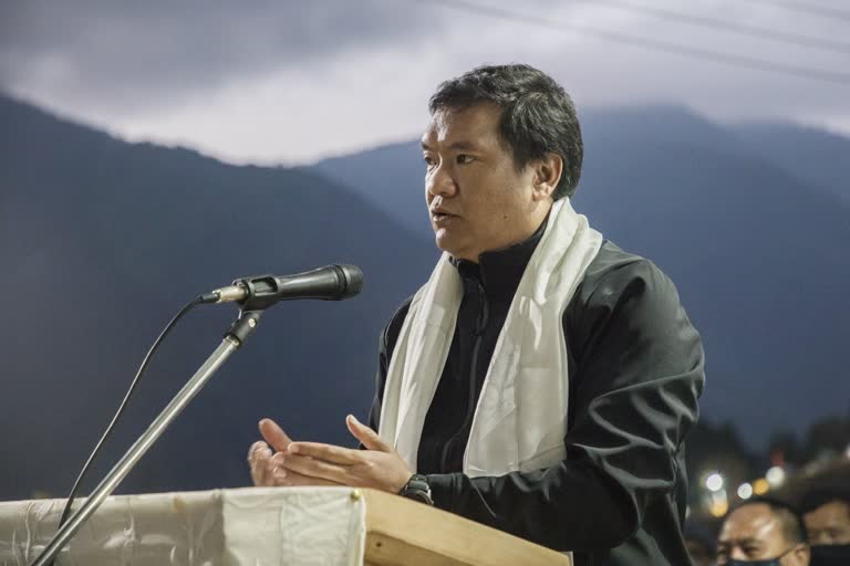 arunachal-cm-prema-khandu-in-a-cabinet-discussion