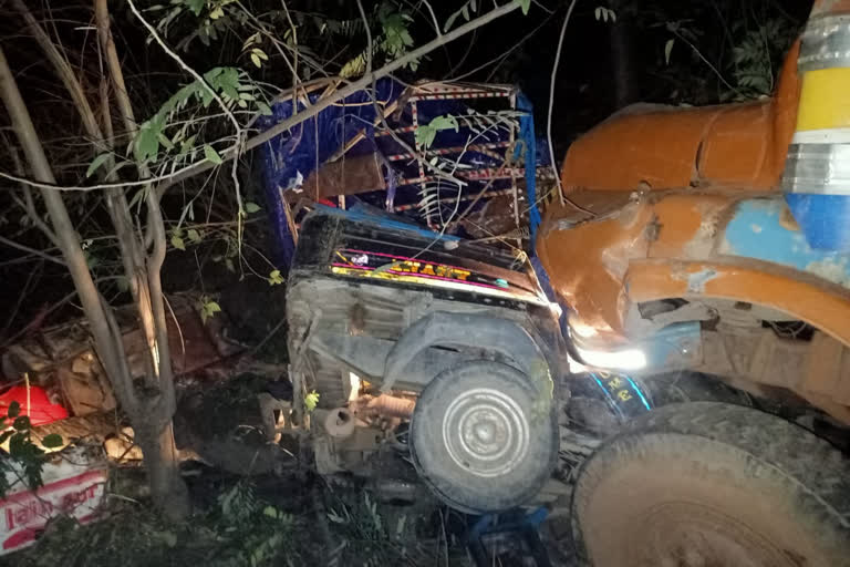 Husband died wife injured in road accident in Latehar