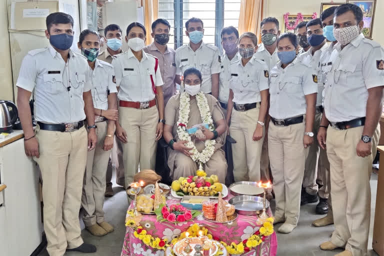 baby shower function, baby shower function in Police station, baby shower function in Police station in Bengaluru, Bengaluru news, ಸೀಮಂತ ಕಾರ್ಯಕ್ರಮ, ಪೊಲೀಸ್​ ಠಾಣೆಯಲ್ಲಿ ಸೀಮಂತ ಕಾರ್ಯಕ್ರಮ, ಬೆಂಗಳೂರಿನ ಪೊಲೀಸ್​ ಠಾಣೆಯಲ್ಲಿ ಸೀಮಂತ ಕಾರ್ಯಕ್ರಮ, ಬೆಂಗಳೂರು ಸುದ್ದಿ,