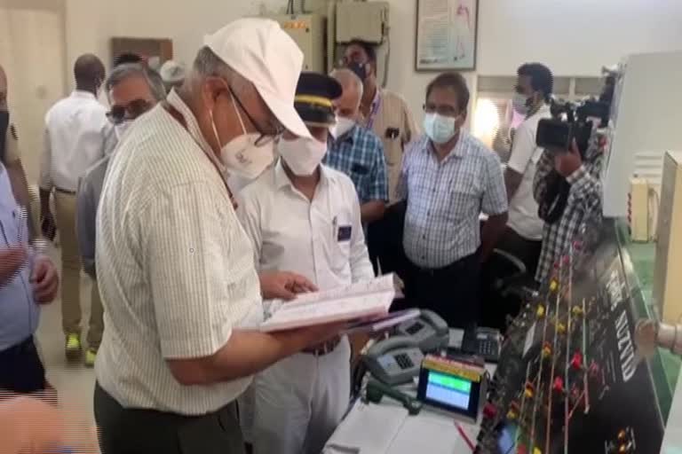 south-central-railway-gm-gajanan-mallya-checks-vijayawada-visakha-railway-gates-and-stations