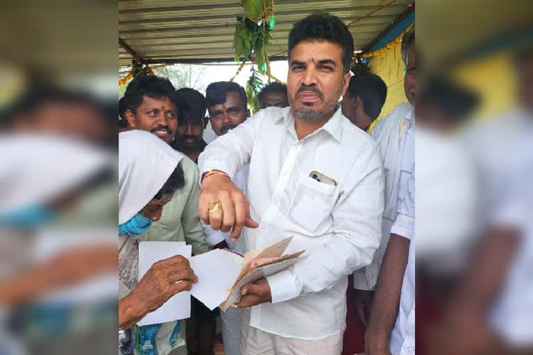 old-woman-gift-ring-to-kunigal-mla-ranganath