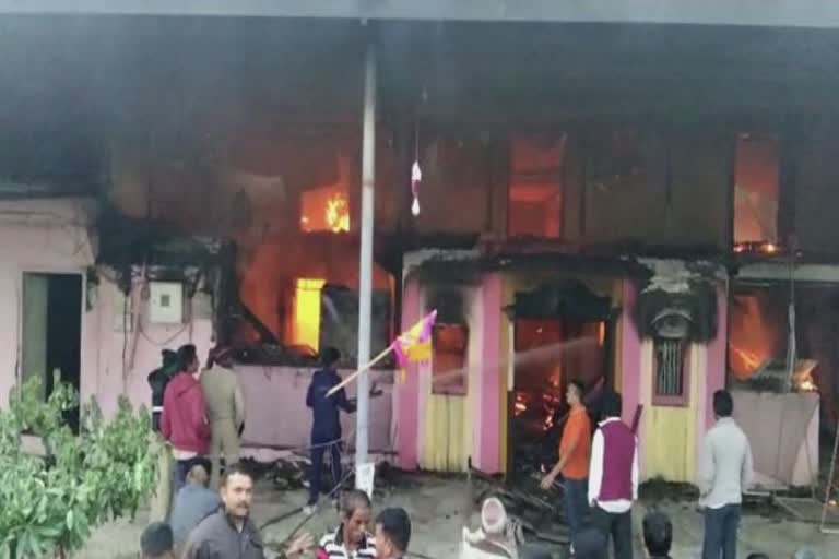 Fire in Vadodara :  મોટી કોરલ ગામના આશાપુરા માતાના મંદિરમાં ભીષણ આગ, જૂઓ વીડિયો