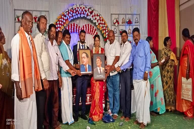 puneeth-rajkumar-portrait-gift-to-couples-in-davanagere