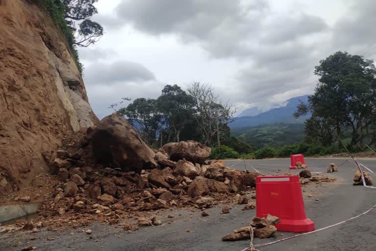 landslide at kochi-dhanushkodi national highway  heavy rain kerala  kerala rain update  landslide national highway  idukki latest news  kochi-dhanushkodi nh road  കൊച്ചി-ധനുഷ്‌കോടി ദേശീയപാതയ്‌ക്ക് സമീപം മണ്ണിടിച്ചില്‍  കൊച്ചി-ധനുഷ്‌കോടി ദേശീയപാതയില്‍ മണ്ണിടിച്ചില്‍  ദേശീയപാതയില്‍ മണ്ണിടിഞ്ഞു  കേരളം മഴ വാര്‍ത്തകള്‍  മഴ വാര്‍ത്തകള്‍  കേരളത്തില്‍ മഴ  കൊച്ചി-ധനുഷ്‌കോടി ദേശീയപാത