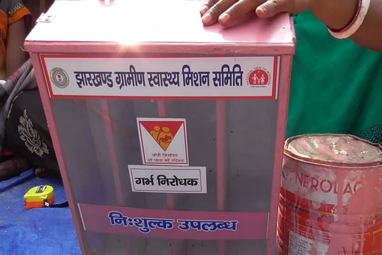 sakhi-saheli-furniture-producer-group-of-sahibganj-is-making-contraceptive-box-for-health-department