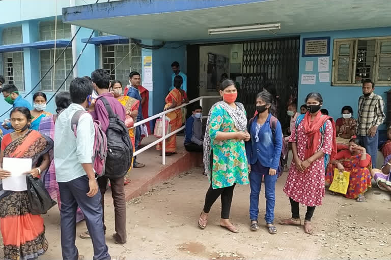 Students could not enter the college for not having covid vaccination certificate in Siliguri Arambag Netaji College