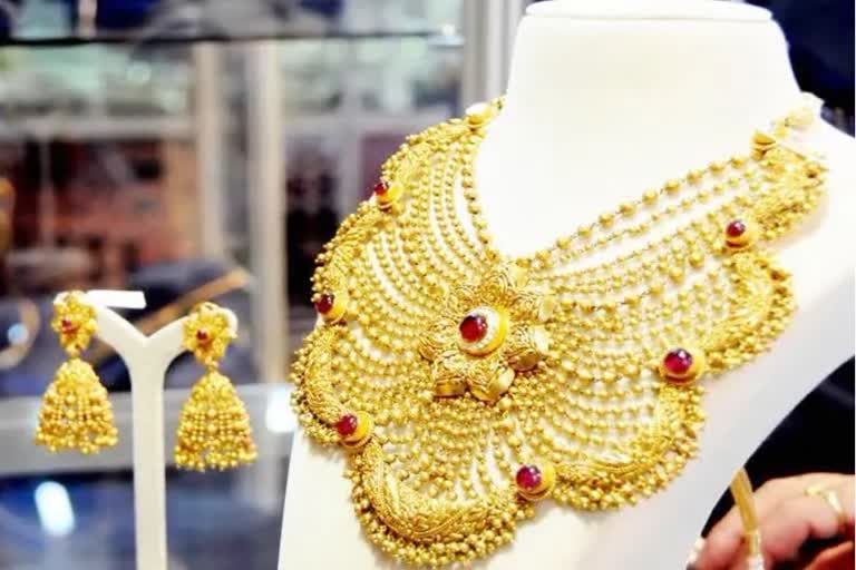 10 lakh stolen in jewelers shop