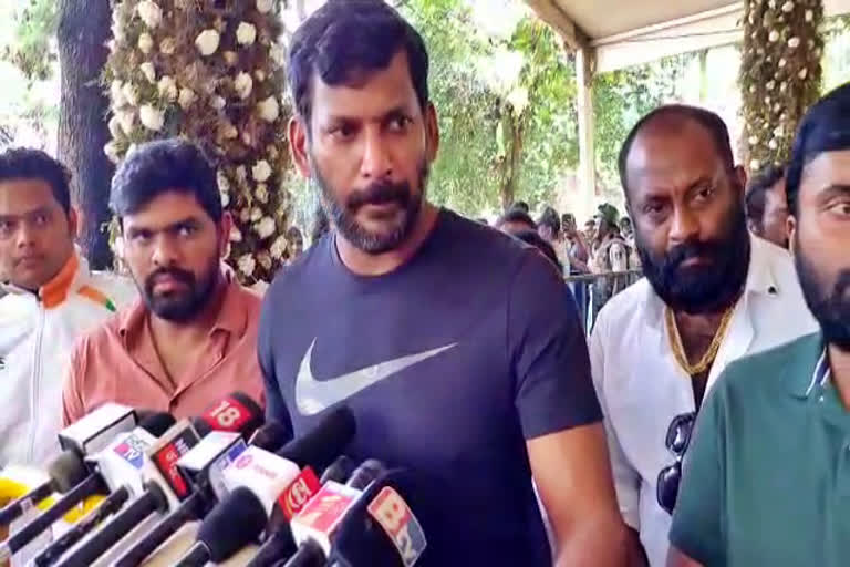 Actor Vishal visits Puneeth Rajkumar's grave in Kanteerava Studio