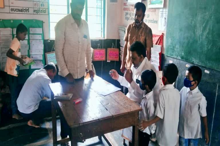 kushtagi-former-mla-son-admission-to-govt-school