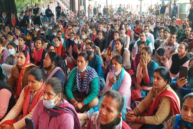 strike-of-sushila-tiwari-hospitals-striking-upnal-employees-ends-after-talks-with-cm