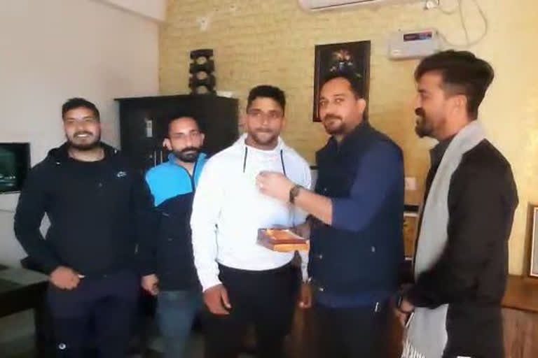 Rohit Sharma won silver medal in Mr. Himachal body building competition