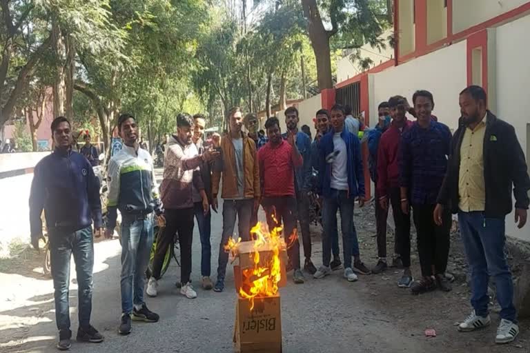 burns effigy of higher education minister dhan singh rawat