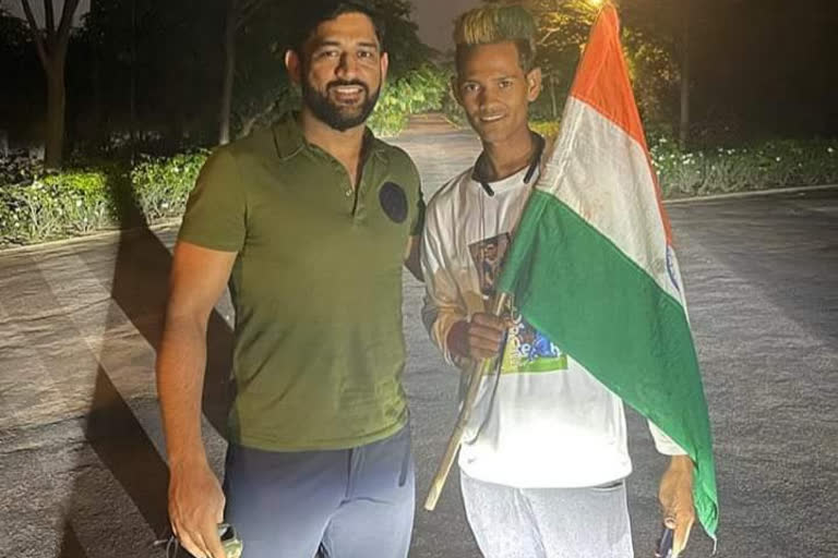 MS Dhoni fan from Haryana reached in Ranchi on foot mahi fulfilled wish