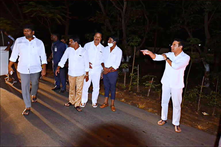 minister ktr helped to Wounded who got accident on road