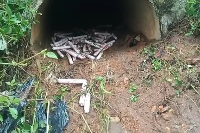 Explosive Detection, Explosive Detection in ditch water pipe, Explosive Detection in ditch water pipe at Chamarajanagar, Chamarajanagar crime news, ಸ್ಫೋಟಕಗಳು ಪತ್ತೆ, ಹಳ್ಳದ ನೀರಿನ ಪೈಪಲ್ಲಿ ಸ್ಫೋಟಕಗಳು ಪತ್ತೆ, ಚಾಮರಾಜನಗರದ ಹಳ್ಳದ ನೀರಿನ ಪೈಪಲ್ಲಿ ಸ್ಫೋಟಕಗಳು ಪತ್ತೆ, ಚಾಮರಾಜನಗರ ಅಪರಾಧ ಸುದ್ದಿ,