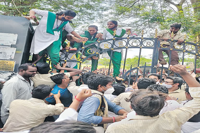 students protest on govt decions of aided institutions cancellation