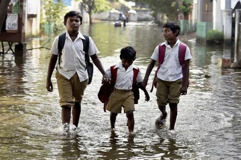 leave details in tamil nadu, schools colleges leave, heavy rain alert, rain holiday, மீண்டும் கனமழை, கனமழை, பள்ளிகள் விடுமுறை, கல்லூரி விடுமுறை, பள்ளிக் கல்லூரிகளுக்கு விடுமுறை, பள்ளிக் கல்லூரிகளுக்கு விடுமுறை, ரெட் அலெர்ட்