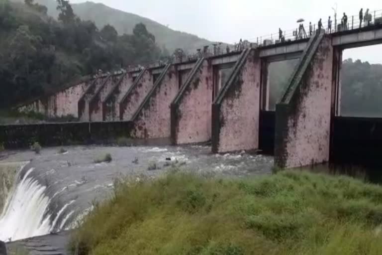 Mullaperiyar dam  Mullaperiyar dam news  two shutters of mullaperiyar dam raised  mullaperiyar dam water level raising  heavy rain in kerala  chances of heavy rain in kerala  heavy rain news  mullaperiyar water leval news  mullaperiyar news  മുല്ലപ്പെരിയാർ ഡാം  മുല്ലപ്പെരിയാർ അണക്കെട്ട് വാർത്ത  മുല്ലപ്പെരിയാർ ഡാമിന്‍റെ ഷട്ടറുകൾ തുറന്നു  മുല്ലപ്പെരിയാർ ഡാമിന്‍റെ രണ്ട് ഷട്ടറുകൾ തുറന്നു വാർത്ത  മുല്ലപ്പെരിയാർ അണക്കെട്ടിലെ ജലനിരപ്പ് ഉയരുന്നു  മുല്ലപ്പെരിയാർ വാർത്ത  മുല്ലപ്പെരിയാർ  v3, v4 ഷട്ടറുകൾ തുറന്നു  മുല്ലപ്പെരിയാർ അണക്കെട്ട് പുതിയ വാർത്ത  കേരളത്തിൽ മഴ തുടരുന്നു  കേരള മഴ വാർത്ത  പ്രദേശത്ത് ശക്തമായ മഴ