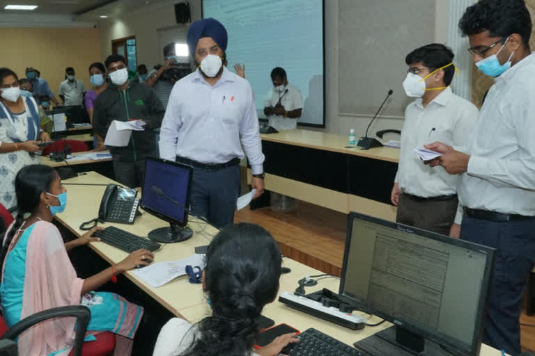 chennai floods, chennai corporation commissioner, Gagandeep Singh Bedi, chennai rains, corporation war room, மாநகராட்சி ஆணையர், சென்னை மாநகராட்சி ஆணையர், சென்னை வெள்ளம், சென்னை பெருவெள்ளம், சென்னை மழை, ககன்தீப் சிங் பேடி