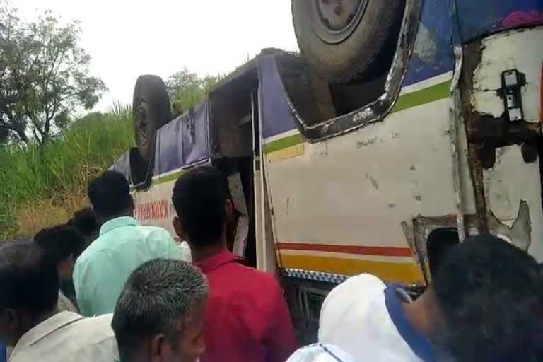 tempo overturned at vijayapura