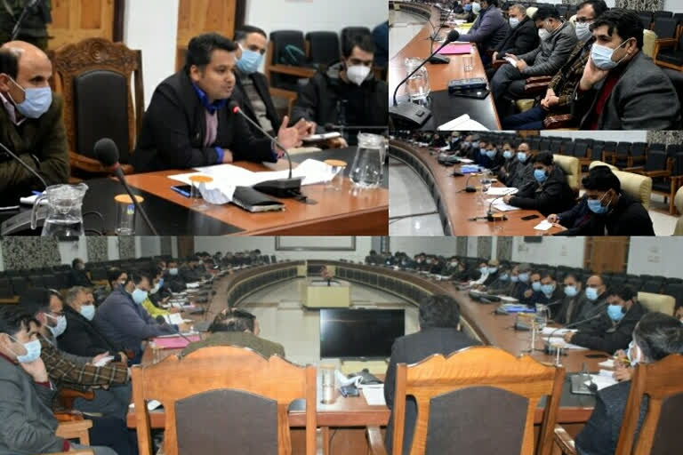 DC Anantnag chairs meeting for massive awareness campaign on various public welfare measures  The District Development Commissioner held a meeting with all the District Officers  The District Development Commissioner anantnag  jammu and kashmir news  etv bharat urdu news  ضلع ترقیاتی کمشنر نے تمام ضلع افسران کے ساتھ ایک میٹنگ منعقد کی  ضلع ترقیاتی کمشنر اننت ناگ ڈاکٹر پیوش سنگلا  جموں و کشمیر  ضلع افسران کے ساتھ ایک میٹنگ منعقد  تفصیلی منصوبہ تیار کیا  سرکاری اسکیموں کو عوام کے دائرہ کار میں لایا جائے  وہ گولڈن کارڈز کے اجراء کے عمل کو تیز کریں