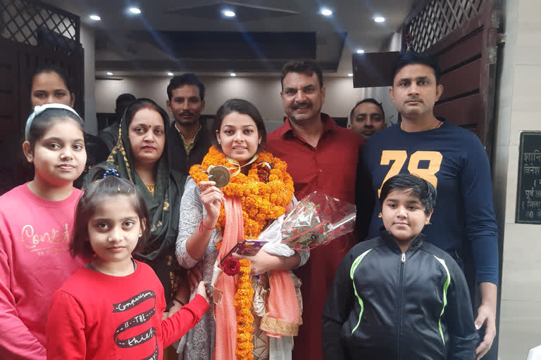 Saloni Tyagi of Muzaffarnagar wins gold medal at Mount Everest International Dance Sports Championship 2021  Mount Everest International Dance Sports Championship 2021  dance competition at Mount Everest International Dance Sports Championship 2021  etv bharat urdu news  ماؤنٹ ایوریسٹ انٹرنیشنل ڈانس اسپورٹس چیمپئن شپ 2021 میں مظفر نگر کی سلونی تیآگی نے گولڈ میڈل جیتا  ماؤنٹ ایوریسٹ انٹرنیشنل ڈانس اسپورٹس چیمپئن شپ 2021  ڈانس پلیئرز نے 4 گولڈ میڈل 3 سلور میڈل جیتے  مظفر نگر شہر کے ساتھ ساتھ پورے ملک کا نام روشن کیا  کتھک کلاسیکل ڈانس میں گولڈ میڈل جیت کر مظفرنگر واپس لوٹی