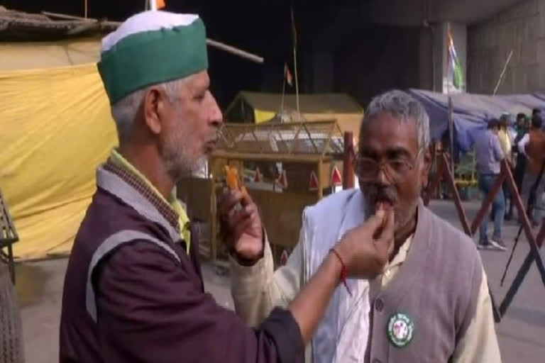 Farmers distribute sweets at Ghazipur border