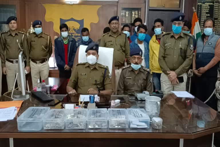 किशनगंज में हुई लूट का पुलिस ने किया खुलासा