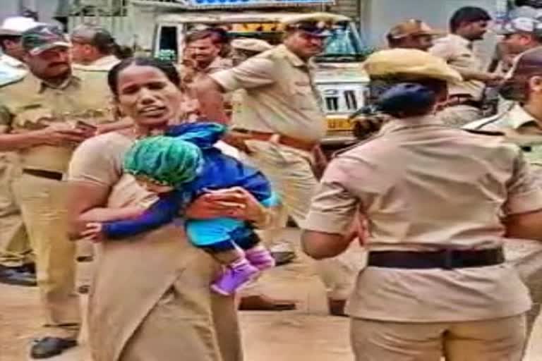 woman-constable-attend-duty-with-her-baby