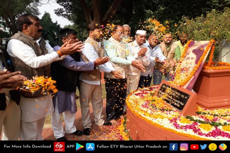 कांग्रेस कार्यकर्ताओं ने पूर्व प्रधानमंत्री इंदिरा गांधी को दी श्रद्धांजलि